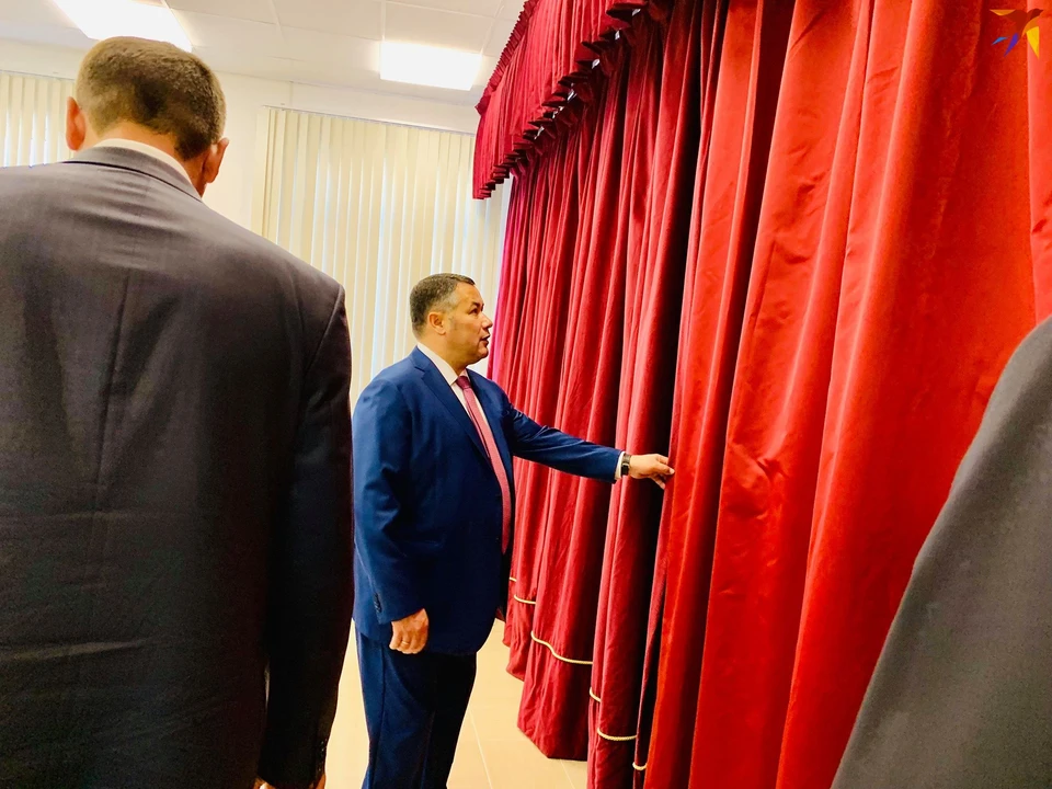 Игорь Руденя и красный занавес. 1 сентября 2019 года губернатор побывал в только что отстроенной школе № 50 в «Юности». Прошел по этажам, заглянул в актовый зал.