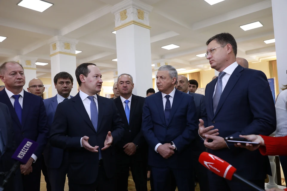 Павел Ливинский доложил Александру Новаку (справа), что для решения электросетевых проблем Ингушетии требуются инвестиции, которые невозможно компенсировать за счет роста тарифа.