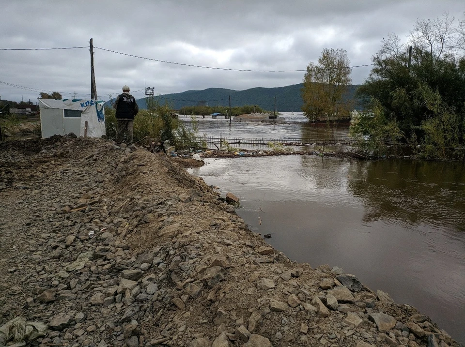 В те районы, где вода еще стоит членов комиссий доставляют спасатели МЧС. Фото: пресс-служба ГУ МЧС России по Хабаровскому краю