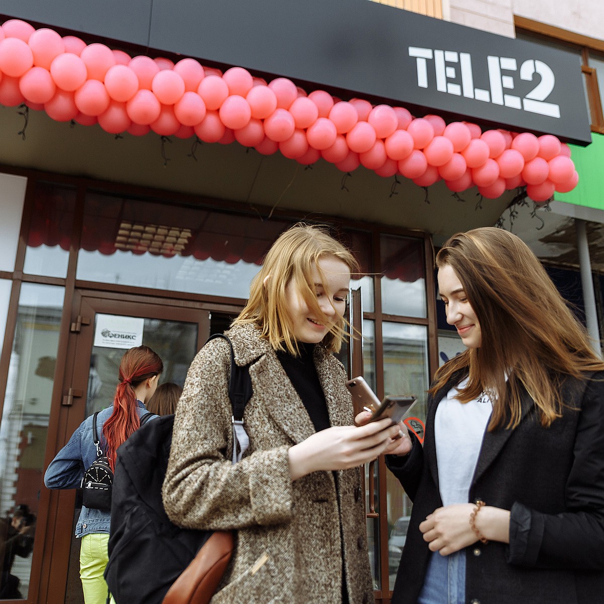 Tele2 предлагает в рассрочку смартфон и год связи - KP.RU