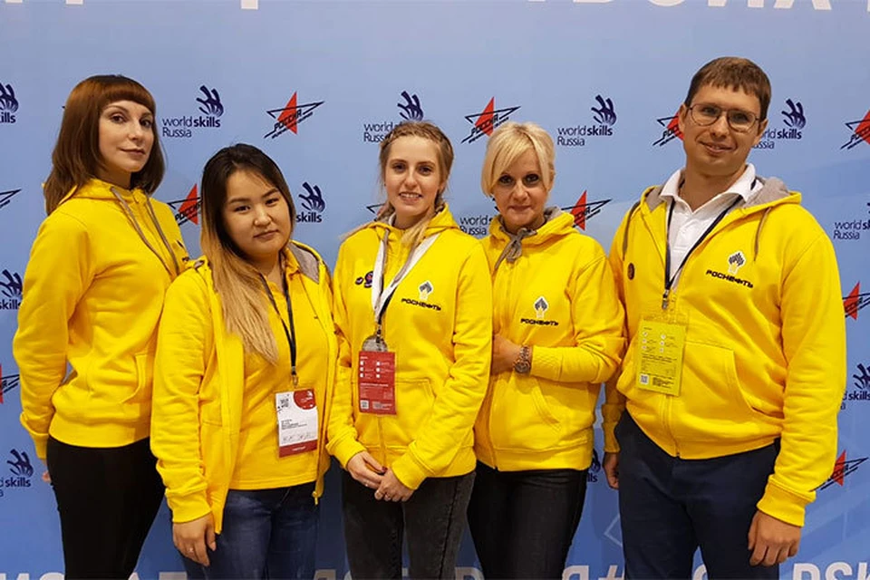 Победитель четвертого корпоративного чемпионата по стандартам WorldSkills Эржена Битухеева (вторая слева). Фото: АО «Верхнечонскнефтегаз»