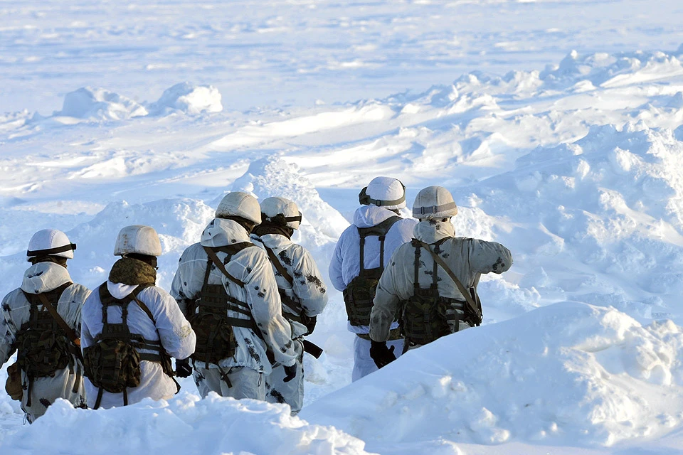 Российские десантники во время арктических учений.