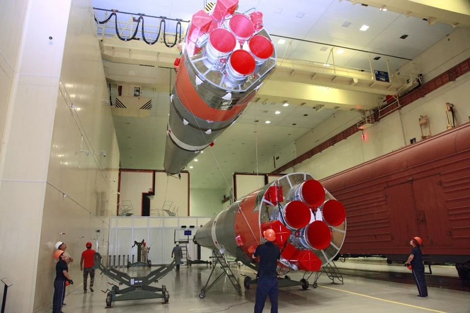 Разгрузка ступеней ракеты-носителя «Союз-2.1а».