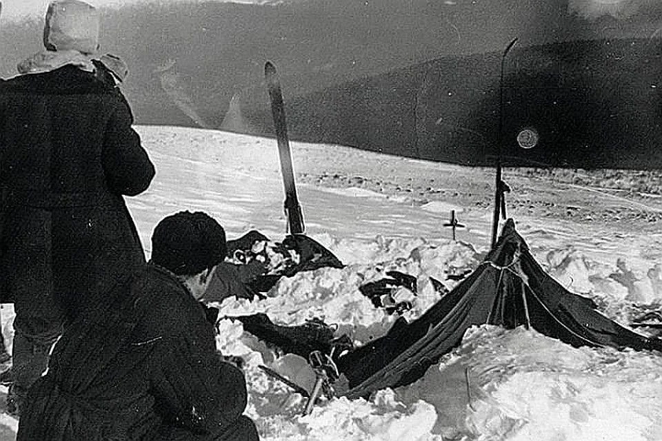 Пришедшие на перевал спасатели сперва увидели лишь разрезанную палатку, которую занесло снегом, а позже они нашли и тела туристов вдалеке от нее. Фото: из материалов уголовного дела 1959 года