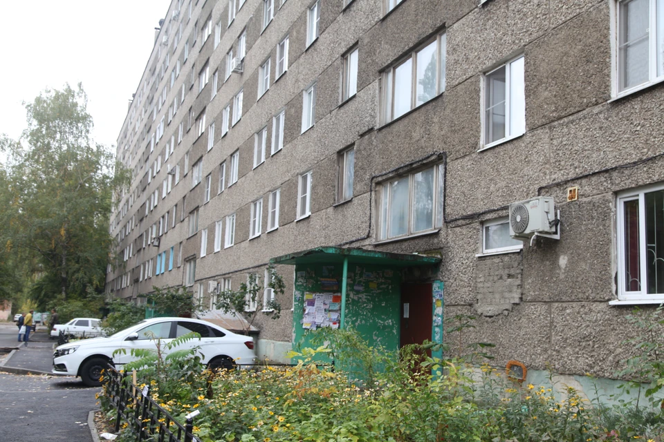 Когда ситуация с домом № 92 на улице Хользунова придет в норму, пока никто сказать не может.