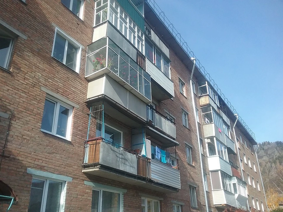 Балкон курильщика Ивана - на втором этаже, страдающей от дыма Тамары Хомич - на третьем