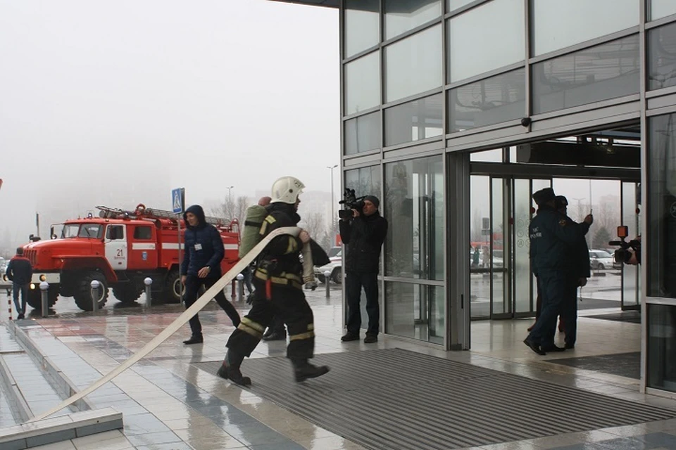 Здание торговых центров проверяют полицейские, у входа дежурят пожарные.