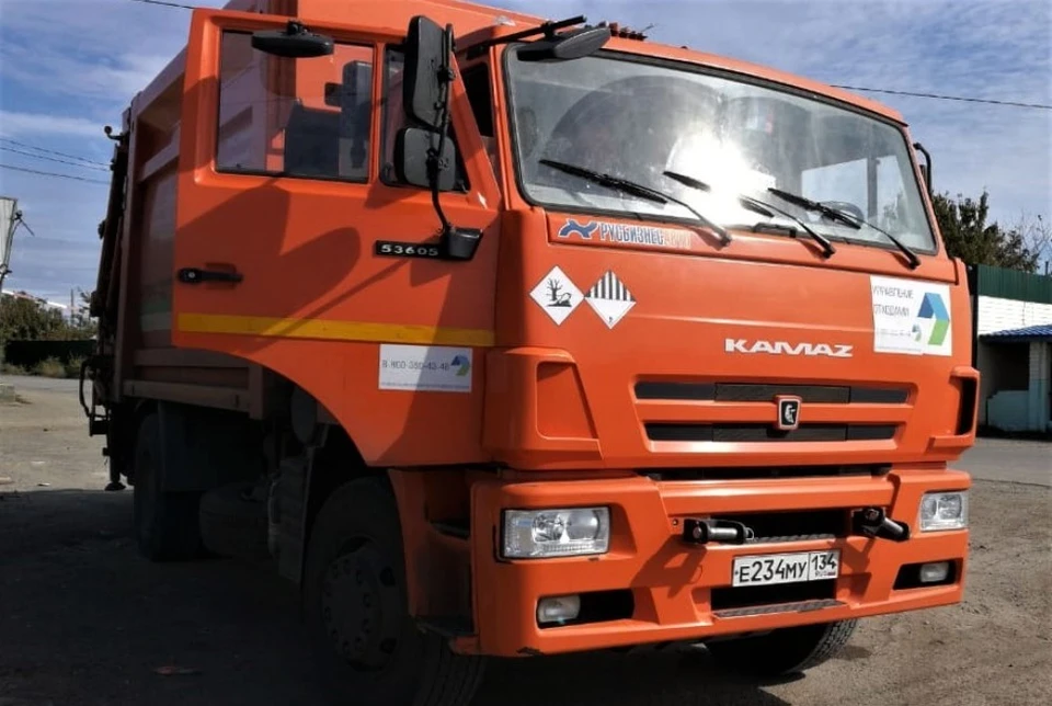 В стандартный мусоровоз нестандартный мусор не влезет. Фото: УО