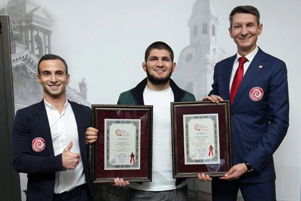 В субботу, 5 сентября, в рамках делового форума в Санкт-Петербурге действующий чемпион UFC получил сразу два сертификата