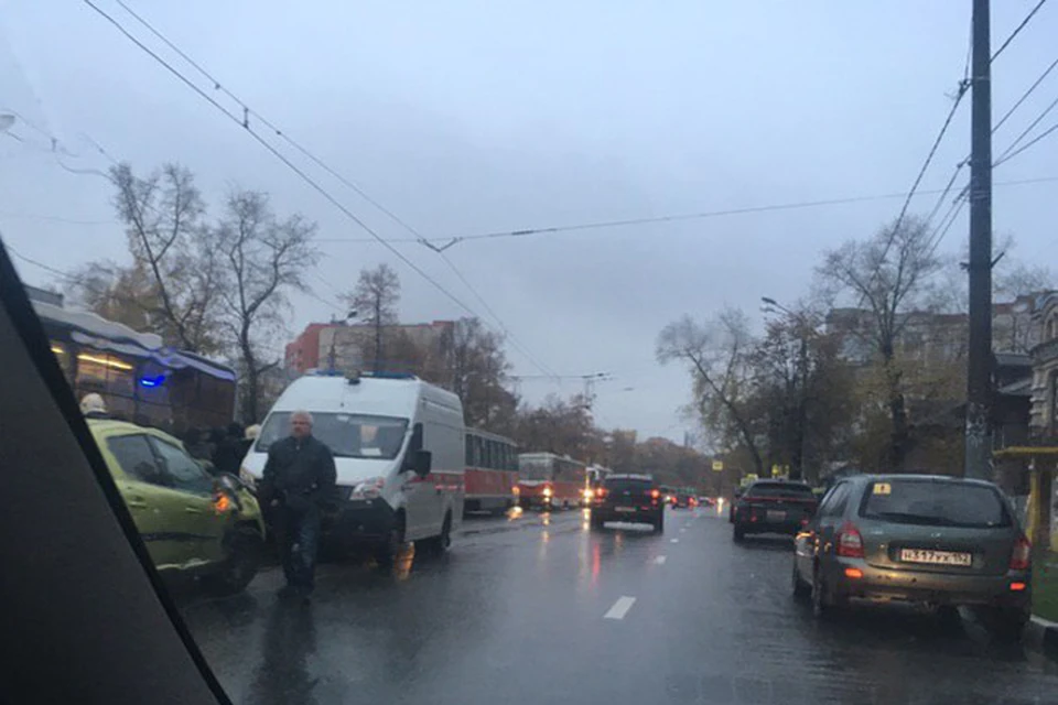 Несколько автомобилей столкнулись на трамвайных путях на улице Чкалова