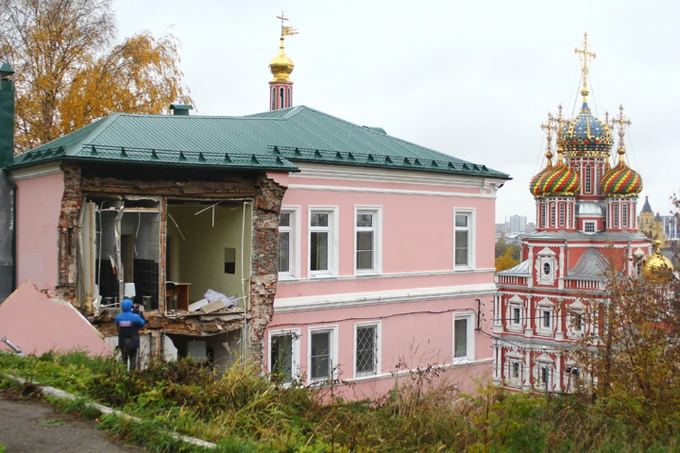 Опубликованы фотографии с места обрушения здания православного училища в Нижнем Новгороде.