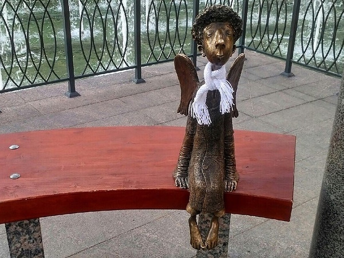 фигурка ангела на скамейке