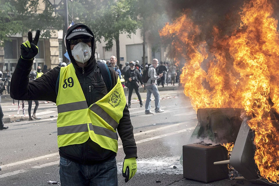 Уличные беспорядки весной 2019 года в Париже.