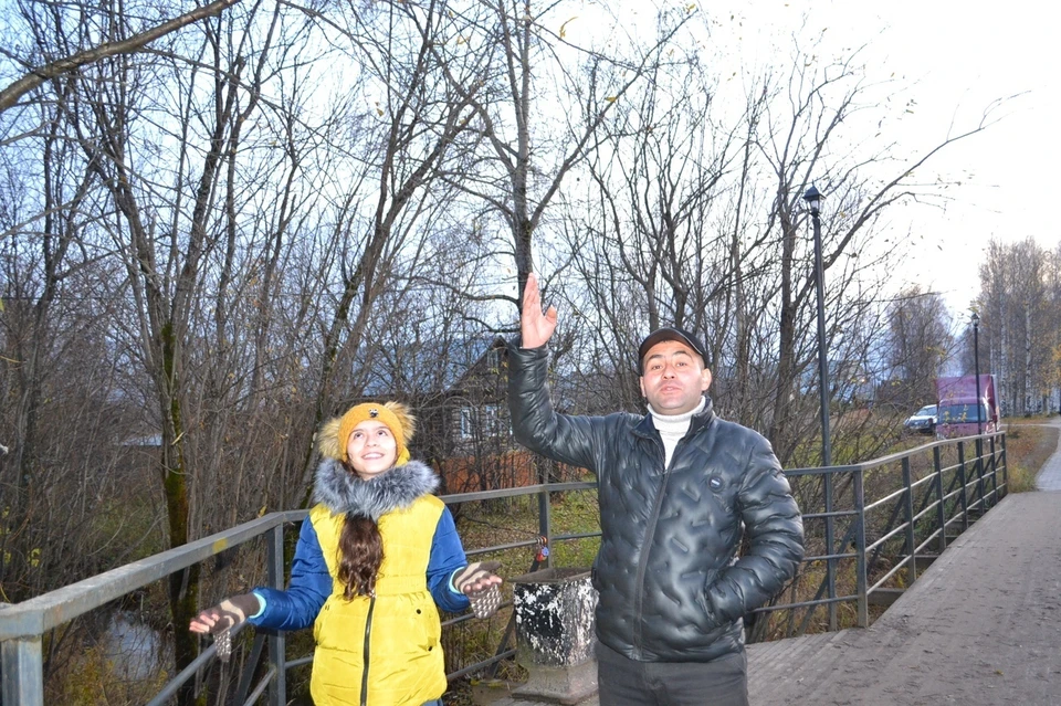 Арзуман Юнусов с дочерью недолго радовались новым фонарям. Фото со страницы "ВК" "Княжпогостские вести".