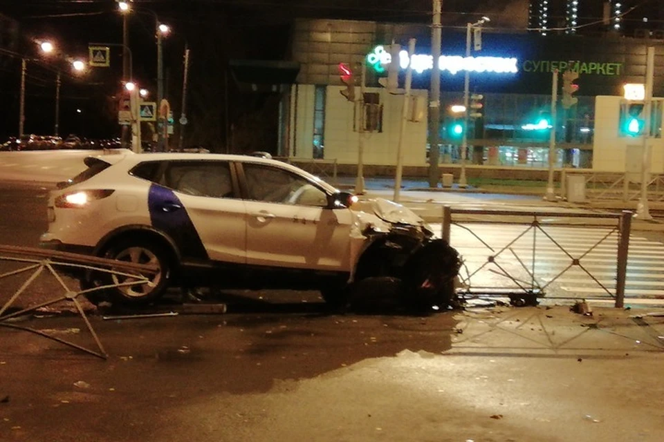 Сразу три каршеринговых авто попали в ДТП минувшей ночью. Найдите десять отличий: вот каршеринг, который снес забор... Фото: ДТП и ЧП | Санкт-Петербург | Питер Онлайн | СПб