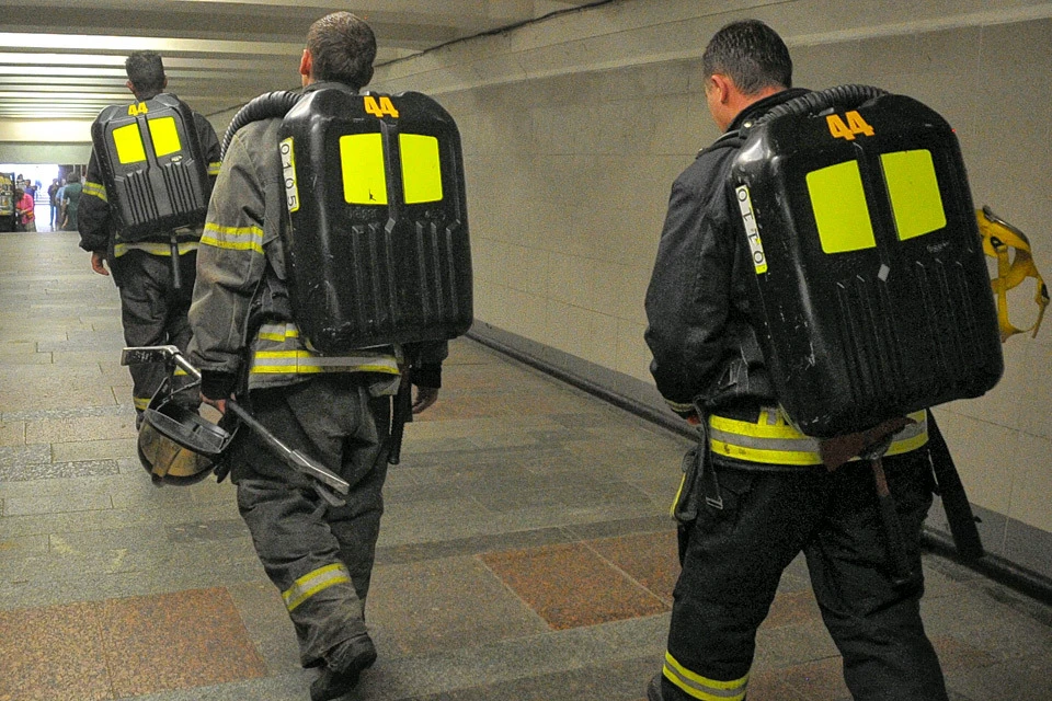К станции метро "Выставочная" подъехали пожарные расчеты.