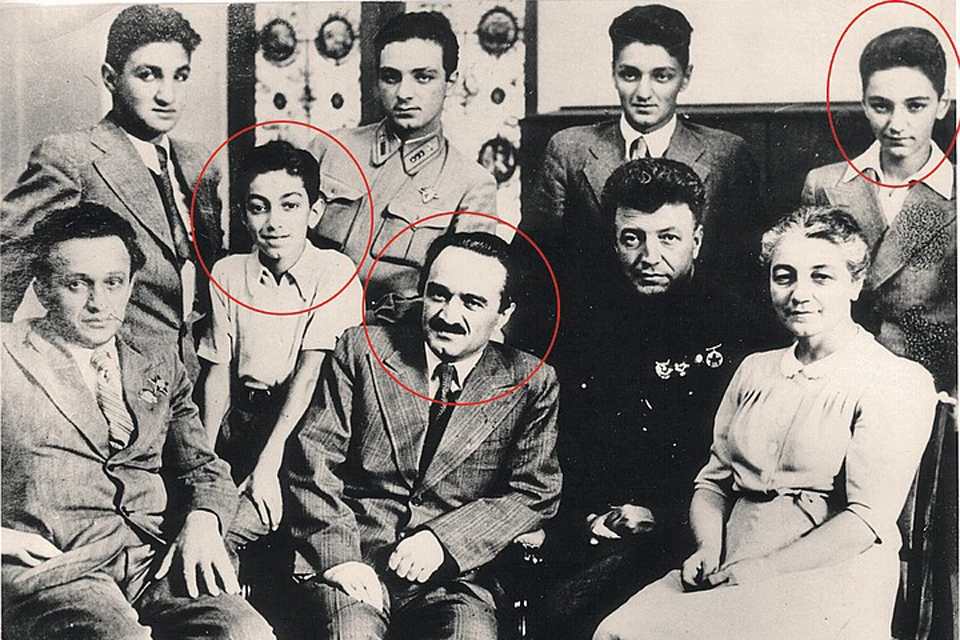 Семья Микоян (конец 1941 - начало 1942 г.). Слева в кружке - сын Анастаса Микояна Серго, справа - Вано. В центре - сам Анастас Микоян