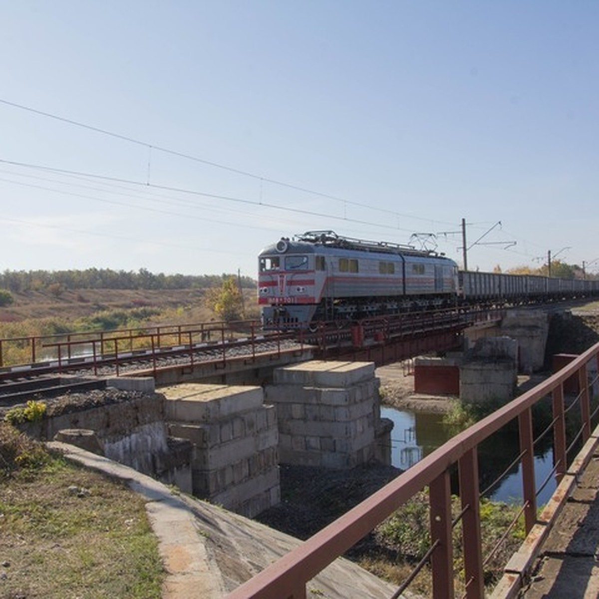 Под Горловкой восстановили железнодорожный мост, разрушенный украинской  армией - KP.RU