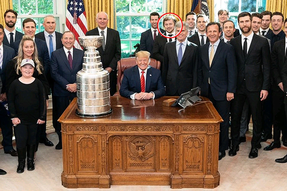 Владимир Тарасенко на традиционном фото президента США с американскими победителями Кубка Стенли. Фото Twitter @realDonaldTrump