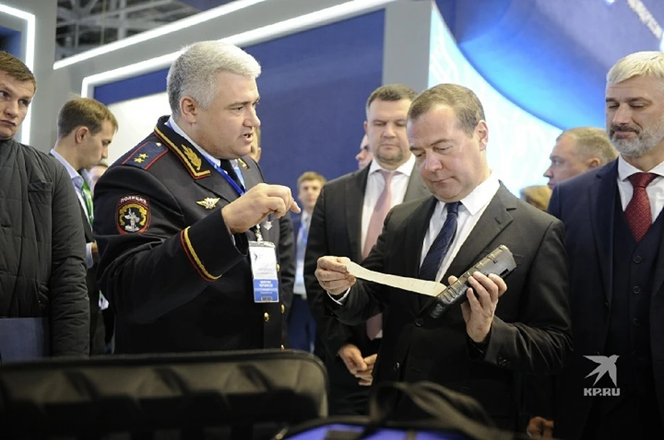 Дмитрий Медведев обошел несколько стендов