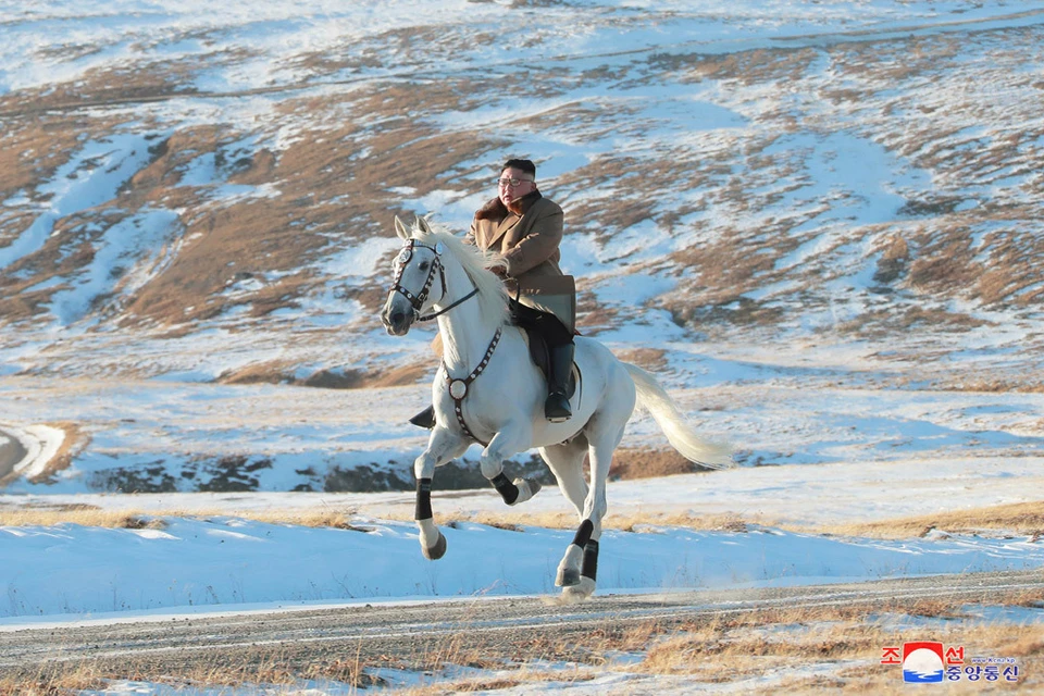 Ким Чен Ын совершил конную прогулку по горе Пэкту.