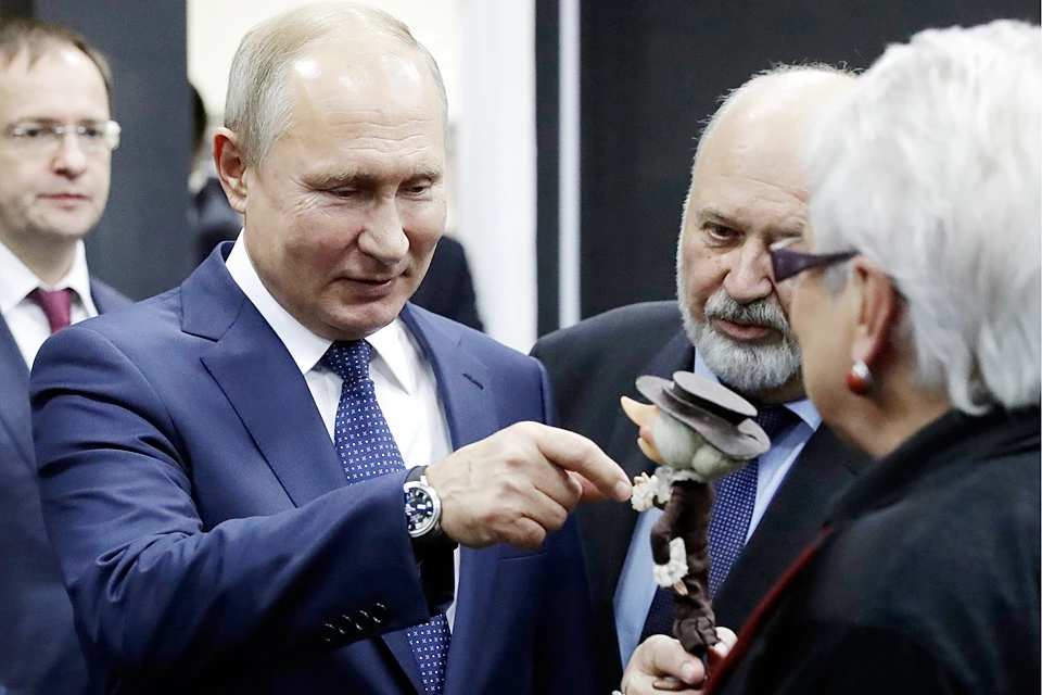 Президенту показали ту самую старуху Шапокляк — куклу из знаменитого мультфильма. Фото: Михаил Метцель/ТАСС