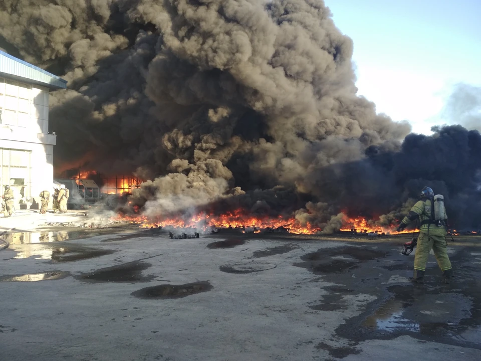 Как пожар на полимерном заводе в Тюмени повлиял на экологию, проверят специалисты. Фото ГУ МЧС России по Тюменской области