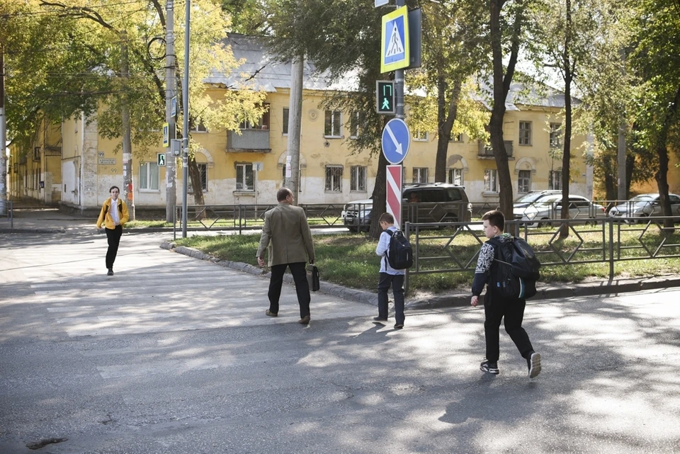 На многих пешеходных переходах свежая дорожная разметка уже истерлась