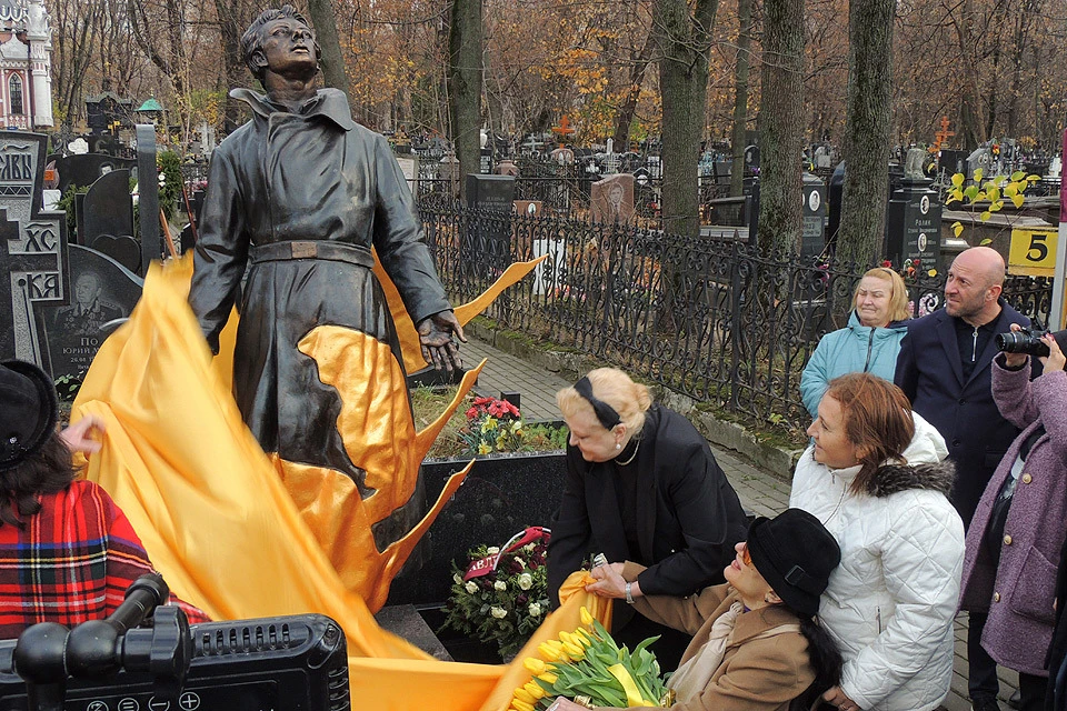 На могиле актера Алексея Баталова открыли памятник.