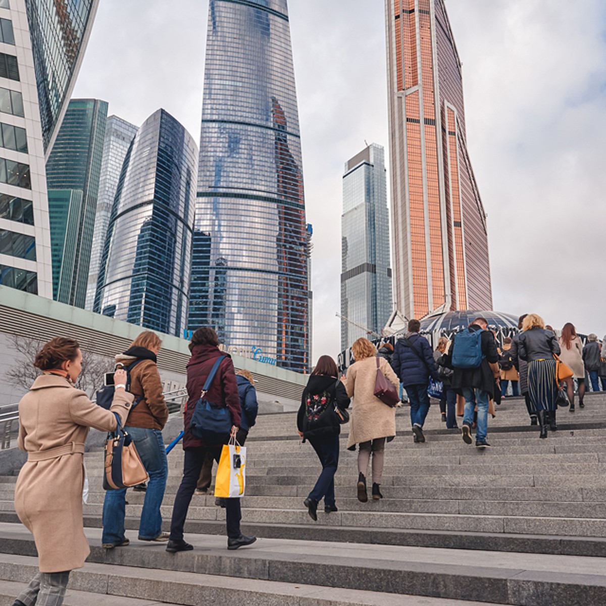 Найди большую высоту. Строят небоскребу в Екатеринбурге 2018. Небоскрёбы в Москве и люди строят их. Человек смотрит на огромное здание. Почему в России не строят небоскребы.