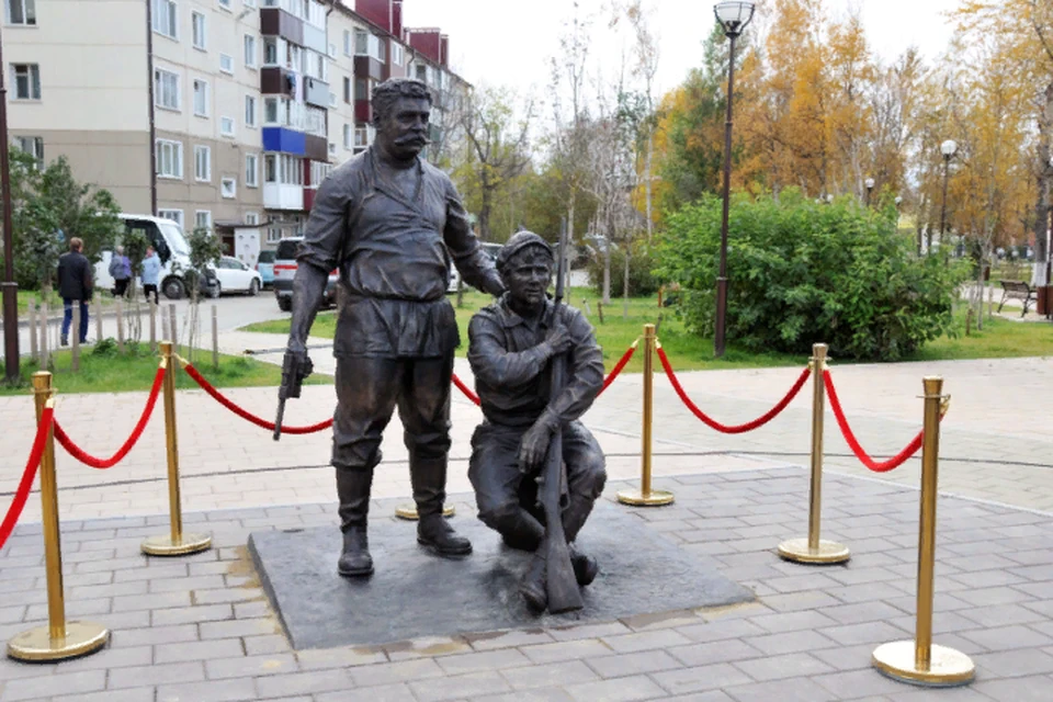 Двухметровый бронзовый памятник киногероев создал скульптор Александр Устенко.
