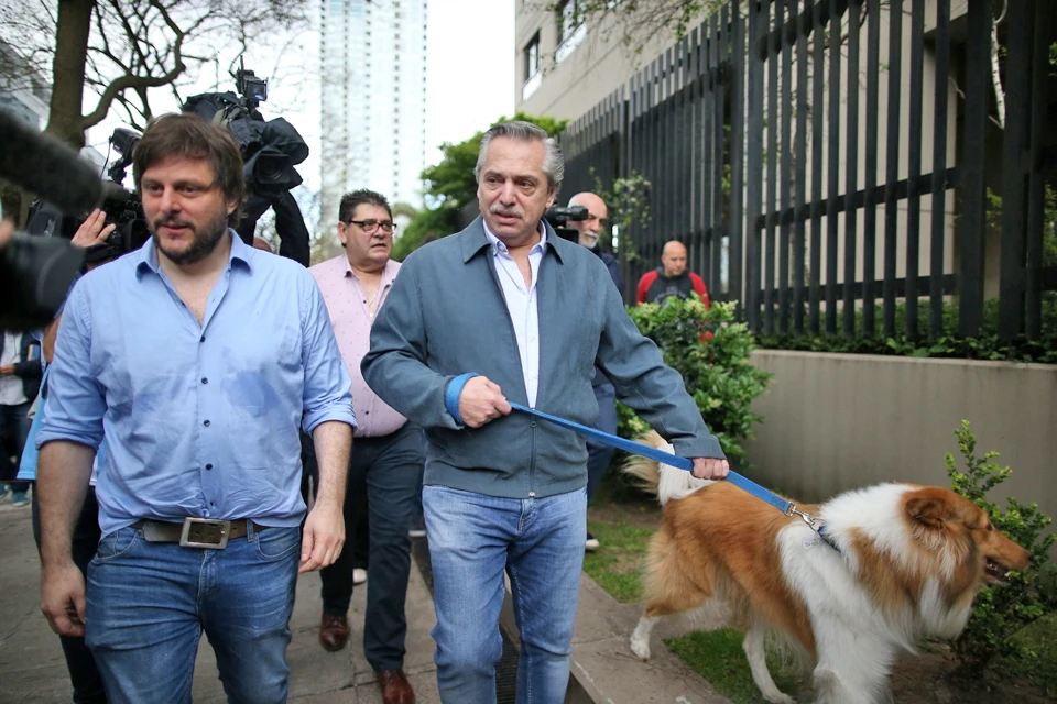 Кандидат в президенты Аргентины Альберто Фернандес утром решающего дня спокойно выгуливал свою собаку.