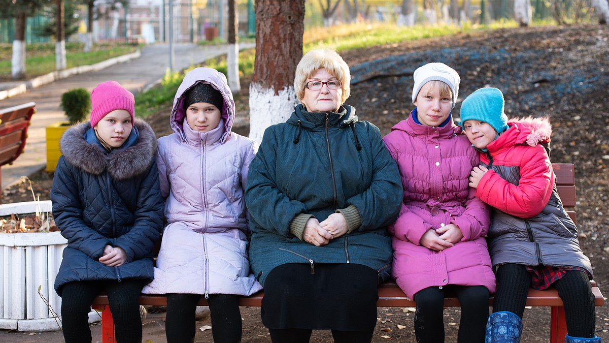 Без них мы бы жить не смогли»: пенсионеры после смерти сына взяли на  воспитание трех малышек и «солнечную» Соню - KP.RU