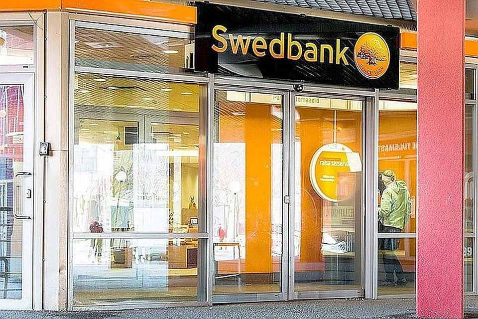 Swedbank ee. Swedbank Латвия. Шведский банк. У здания Swedbank. Шведбанк в Нарве.