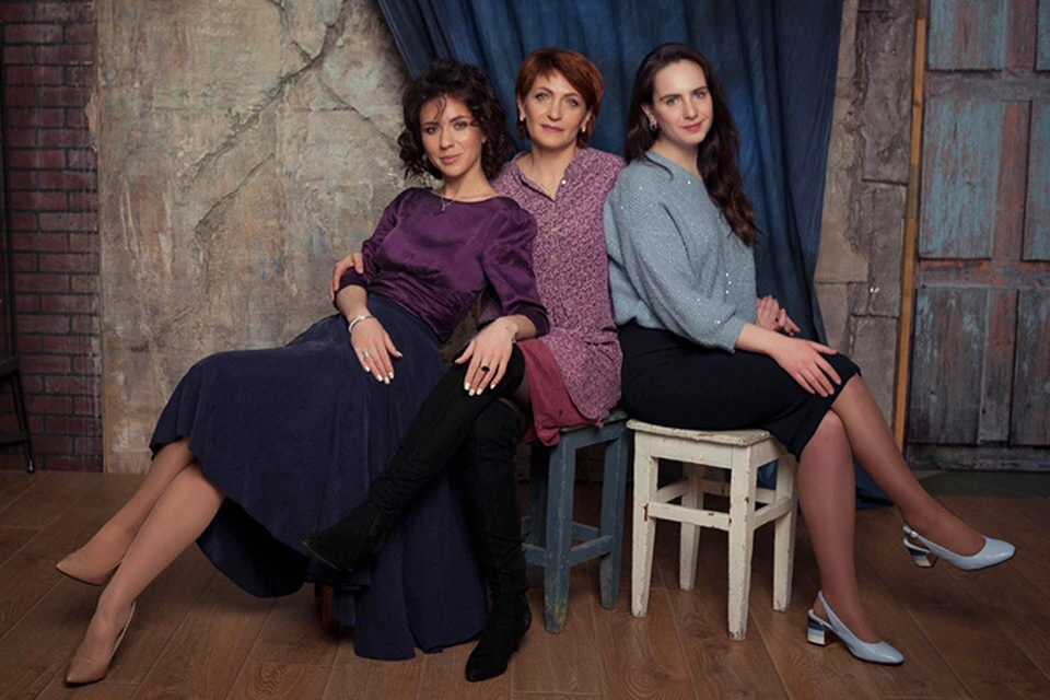 Евгения (слева) с мамой (в центре) и сестрой Дашей. Фото: Из личного архива Евгении Поляниной.