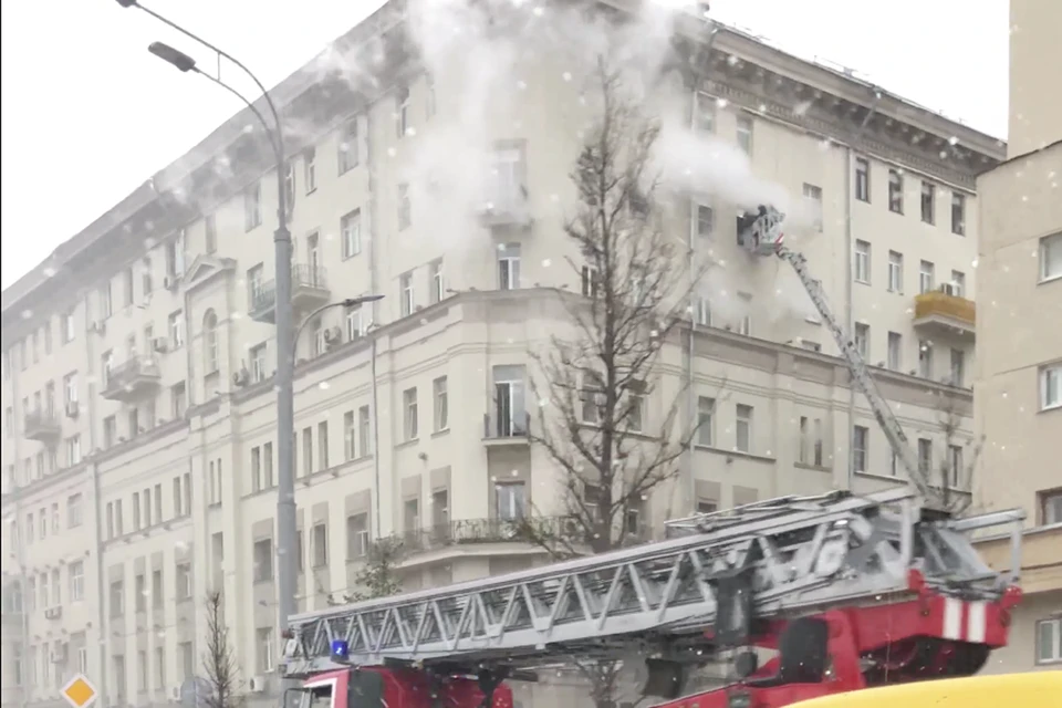 Квартира в доме на Большой Сухаревской площади загорелась 1 ноября около 15 часов, местные жители сразу же позвонили спасателям.