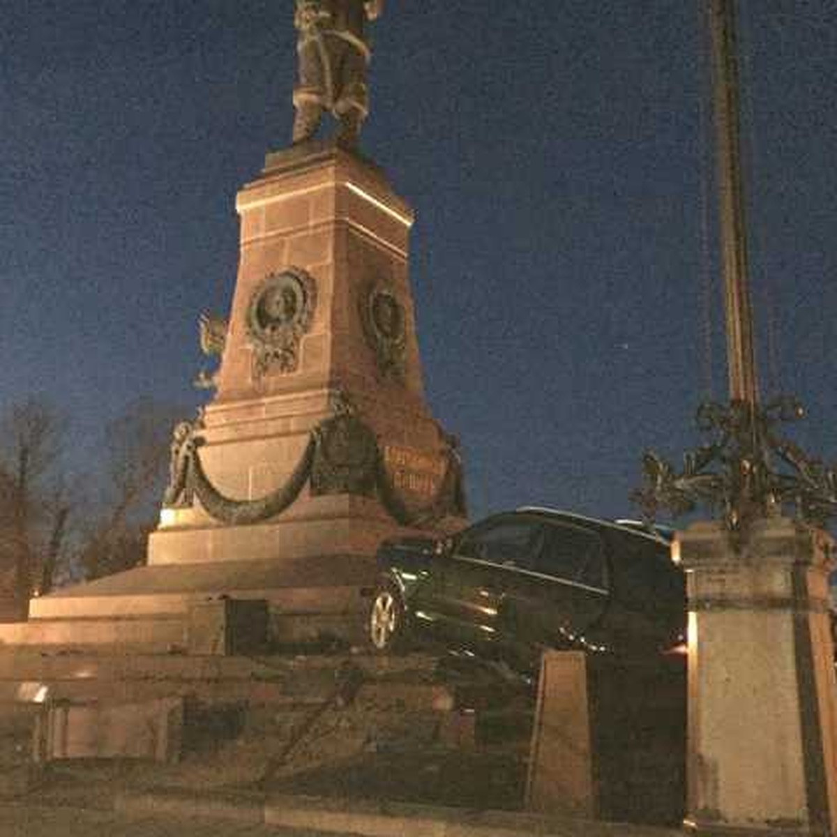 Это не моя машина: пьяный автомобилист врезался в памятник Александру III в  Иркутске - KP.RU