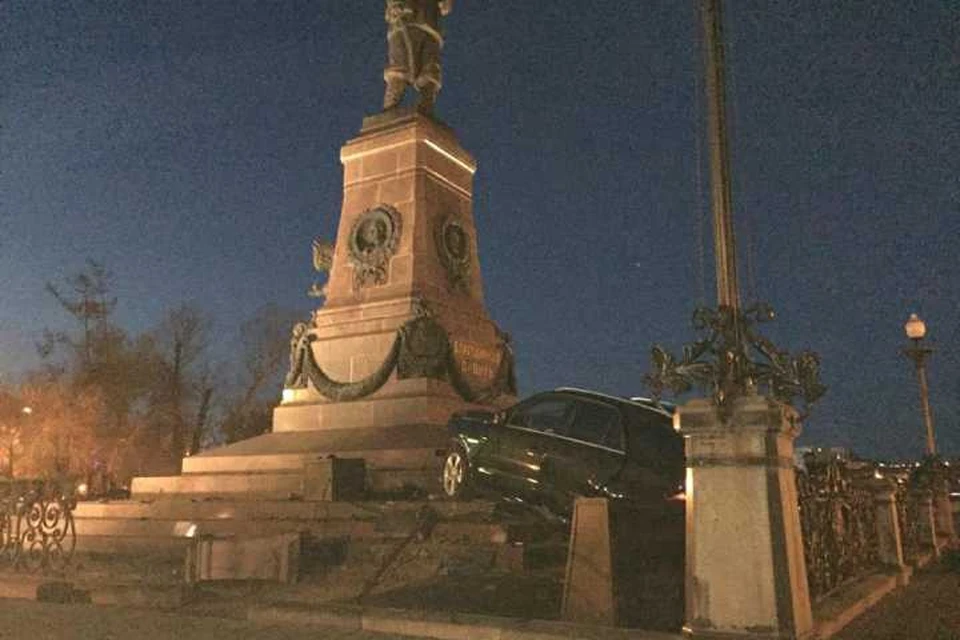 Это не моя машина: пьяный автомобилист врезался в памятник Александру III в Иркутске
