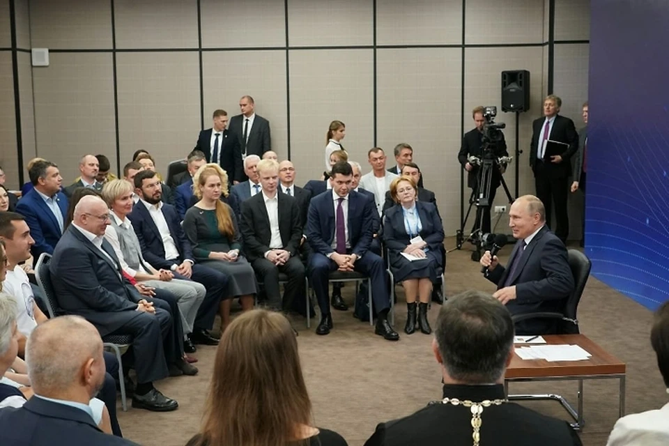 В Светлогорске Владимир Путин провел заседание Госсовета и встретился с общественностью.