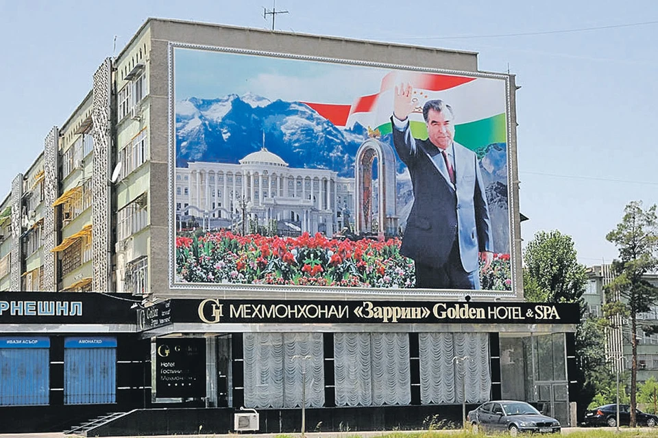 Лик мудрого руководителя и любимого вождя Таджикистана Эмомали Рахмона смотрит на его граждан со стен домов и электростанций, с придорожных стендов и плакатов в школах и офисах.