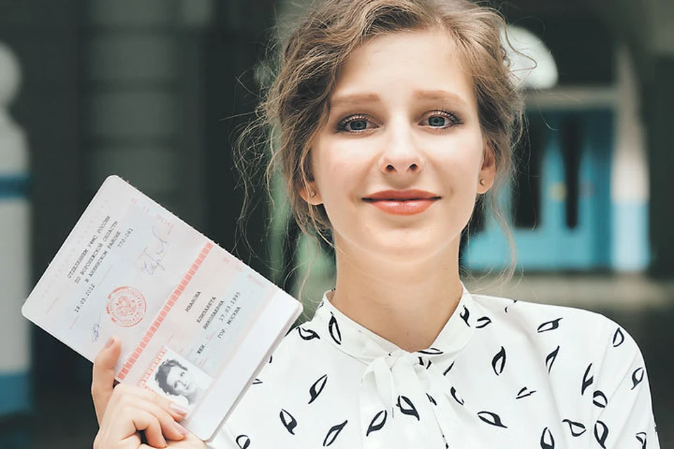 «Папина дочка» уже совсем взрослая - даже паспорт есть! Правда, не настоящий. Фото: Канал СТС