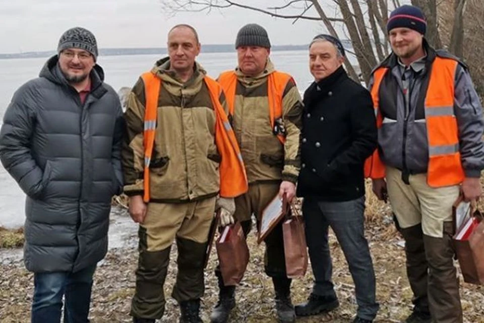 Шахрин лично поблагодарил Алексея, Салавата и Сергея, которые спасли тонущую собаку из озера. Фото: https://www.instagram.com/artur_ziganshin96/