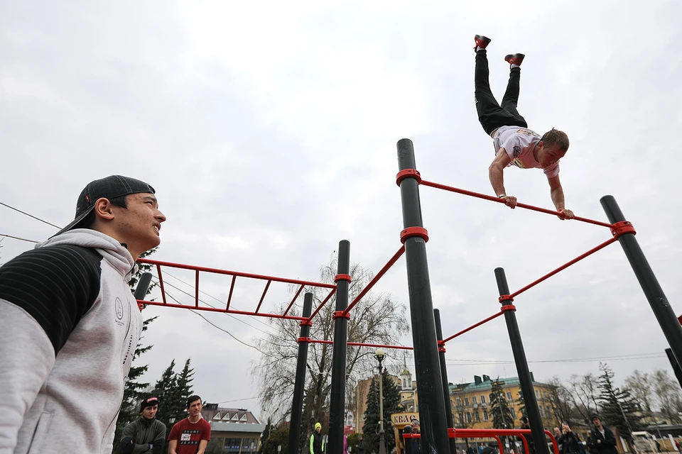 Упражнения на турнике во время молодежного фестиваля в Ставрополе.
