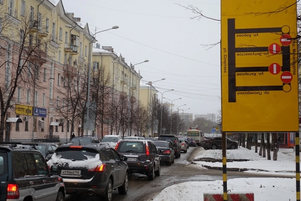 Поворот не туда: новокузнечанам приходится читать дорожные указатели вверх ногами