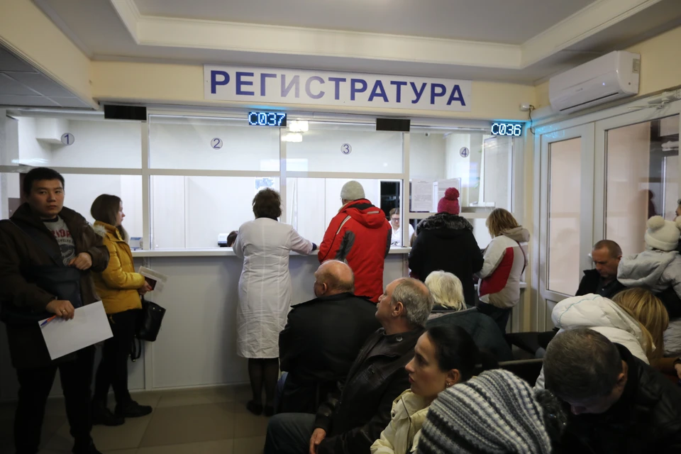 В помещении и даже на улице ставропольского диспансера толпятся около 100 человек