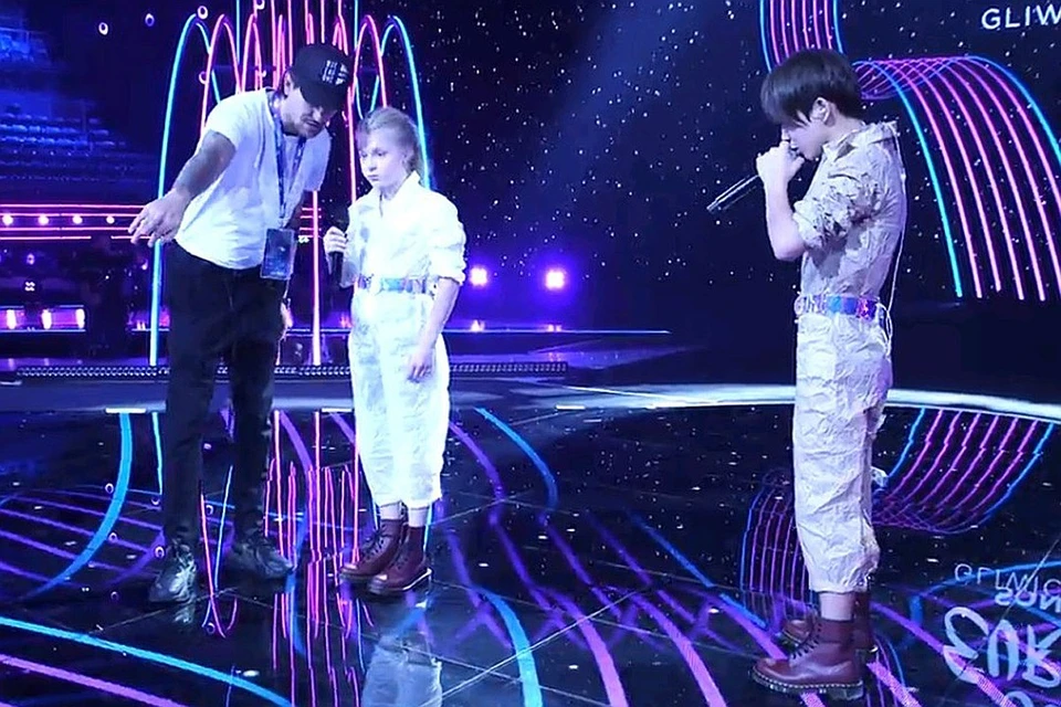 Денберел и Таня во время репетиции на сцене Евровидения.