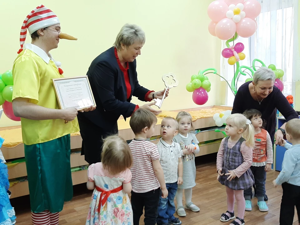 Елена Чернега вручила малышам символический ключ от нового корпуса детского сада.