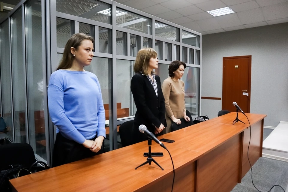 Марина Пескова, адвокат Марина Иванова и Ольга Капизова выслушивают приговор.