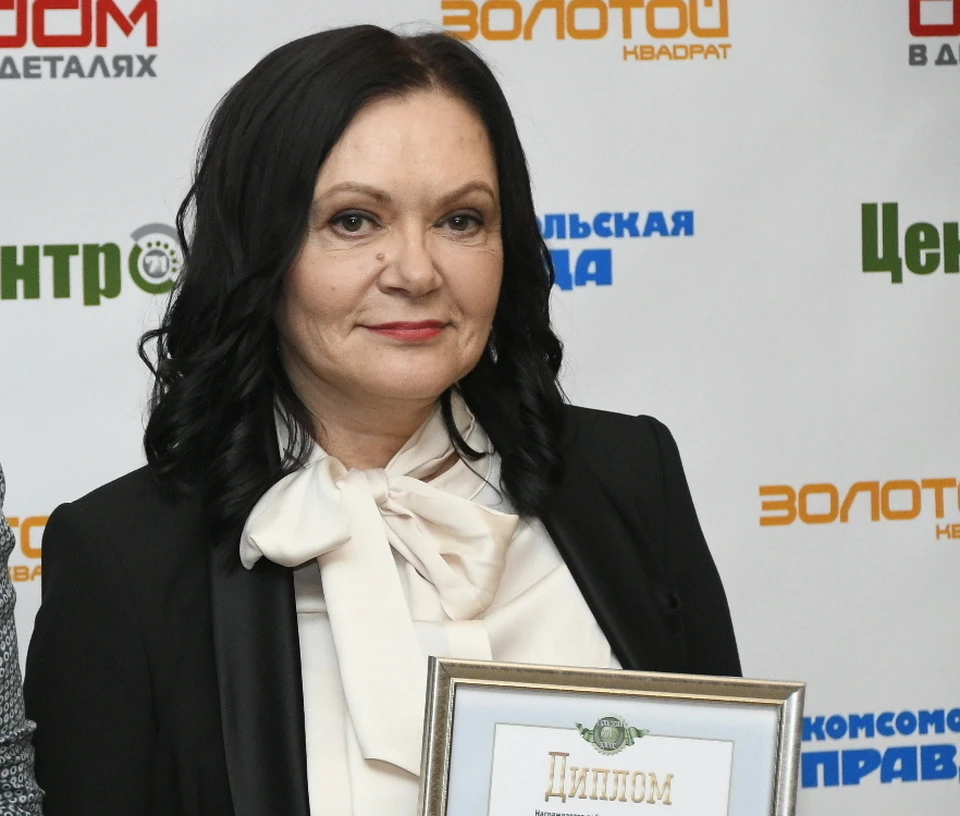 Награду Вере Комаровой вручил руководитель УФАС ТО Юрий Елагин