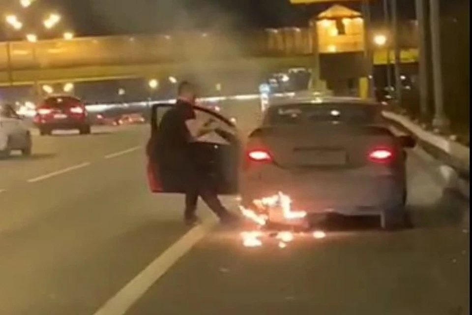 В Москве пьяная женщина ехала по МКАД в горящем автомобиле